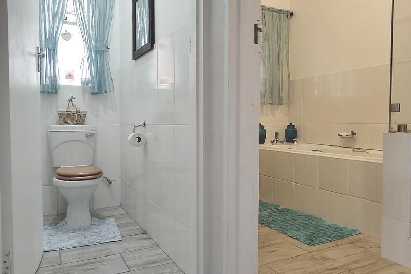4 Bedroom Property for Sale in Peerless Park East Western Cape